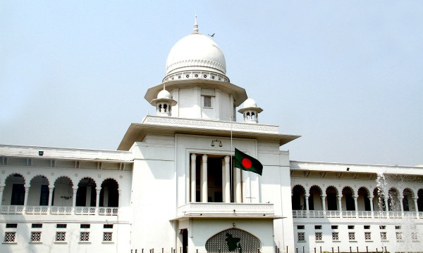 সরকারি কর্মকর্তার দায়িত্ব রাষ্ট্রীয় কার্য পালন, পা চাটা নয়: হাইকোর্ট