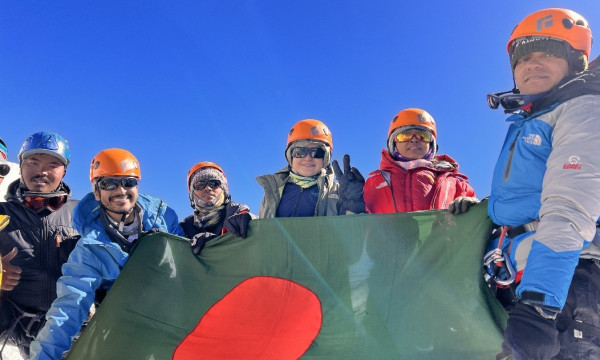 প্রথমবার হিমালয়ের আইল্যান্ড পিকের শিখরে পাঁচ বাংলাদেশি