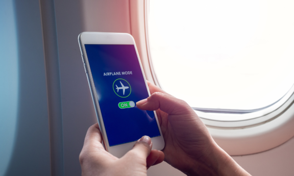 বিমান সফরে ‘এয়ারপ্লেন মোড’ চালু করা জরুরি কেন!