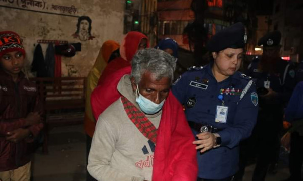 গভীর রাতে শীতার্ত মানুষের মাঝে কম্বল বিতরণ খাগড়াছড়ি পুলিশ সুপারের