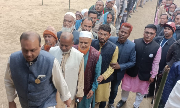 সিরাজগঞ্জে লাইনে দাঁড়িয়ে ভোট দিলেন নৌকার প্রার্থী জয়