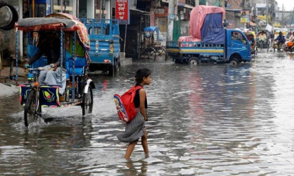 এখনও অনেক এলাকায় পানি, ভোগান্তিতে নগরবাসী