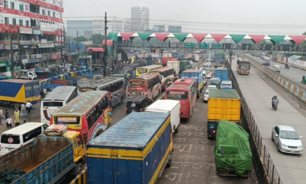 বেড়েছে যাত্রী চাপ, ঢাকা-চট্টগ্রাম মহাসড়কে ১০ কিলোমিটার যানজট