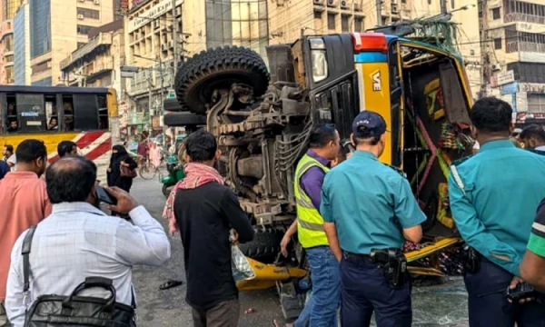 পল্টনে বাস-ট্রাক সংঘর্ষ, পাশে থাকা অটোরিকশার যাত্রী নিহত