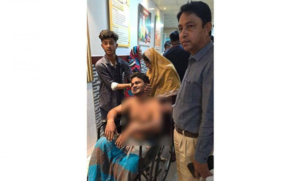 সাংবাদিকের মাথা থেঁতলে দিলেন ছাত্রদল নেতা
