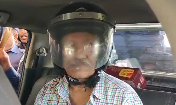 আদালত চত্বরে শাহজাহান ওমরকে লক্ষ্য করে জুতা নিক্ষেপ