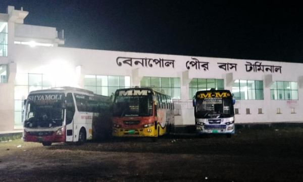হয়রানির অভিযোগ এনে বেনাপোলে বাস চলাচল বন্ধ