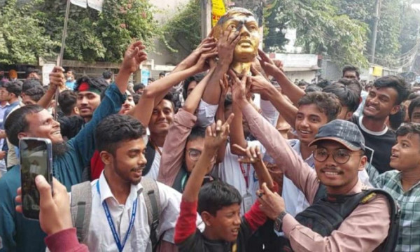 ভাস্কর্য ভেঙে হাতে নিয়ে শিক্ষার্থীদের উল্লাস