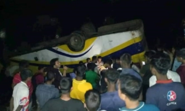 সন্ধ্যায় বনশ্রীতে যাত্রীবাহী বাস উল্টে খালে