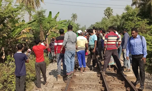 মেয়েকে নিয়ে ট্রেনের নিচে ঝাঁপ দিলেন বাবা