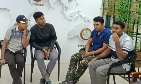 বিমানবন্দরে ছিনতাইয়ের অভিযোগে পুলিশ-সেনাসদস্যসহ ৪ জন আটক