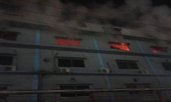 চট্টগ্রামে কার্টন ফ্যাক্টরিতে আগুন