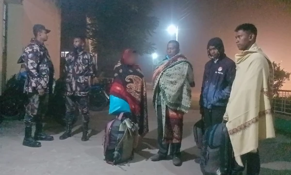 পঞ্চগড় সীমান্তে নারীসহ ৫ বাংলাদেশি আটক