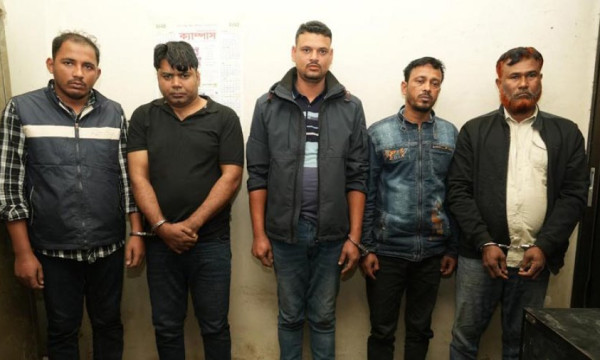 র‌্যাব পরিচয়ে ডাকাতি, মাইক্রোবাসসহ গ্রেফতার ৫ জন