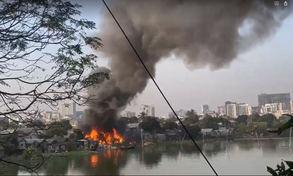 কড়াইল বস্তিতে আগুন: ৭ ইউনিটের চেষ্টায় নিয়ন্ত্রণে