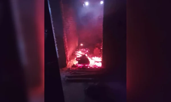 আ. লীগ নেতাকর্মীর ৩৫ বাড়িতে আগুন, নেভাতে ফায়ার সার্ভিসকে বাধা