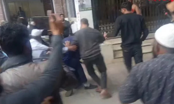 সিলেটে আদালতে তোলার সময় আওয়ামী লীগ নেতাকে মারধর