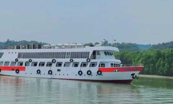 টেকনাফগামী জাহাজের ইঞ্জিন বিকল, আটকা ৭১ পর্যটক