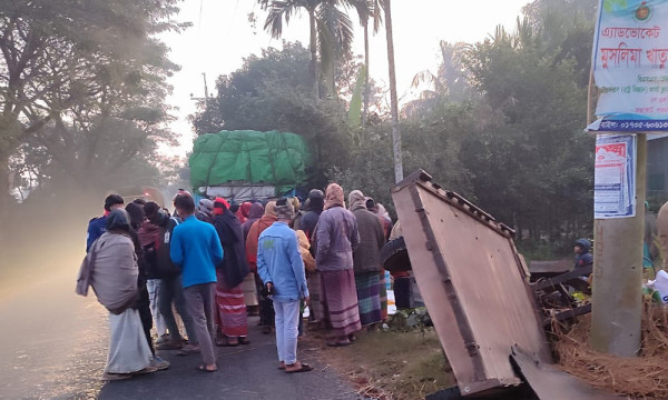 দাঁড়িয়ে থাকা করিমনে ট্রাকের ধাক্কা, ৩ জনের মৃত্যু