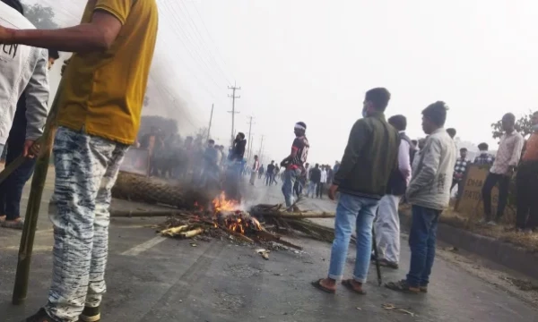 গাজীপুরে কারখানা খুলে দেওয়ার দাবিতে মহাসড়ক অবরোধ, ভাঙচুর-অগ্নিসংযোগ