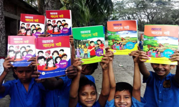 দুই ট্রাকভর্তি বিনামূল্যের বই জব্দ, আটক ২