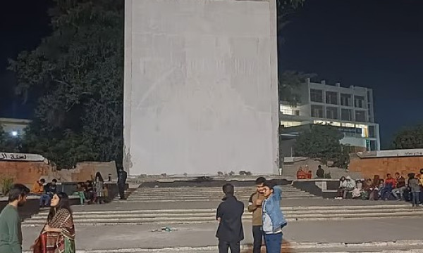 রাজশাহীতে রং করে ঢেকে দেওয়া হলো বঙ্গবন্ধুর সবচেয়ে বড় ম্যুরাল