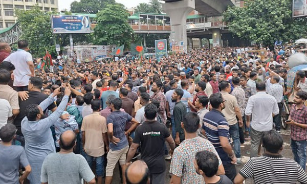অবরোধের ১৫ মিনিট পর শাহবাগ মোড় ছাড়ল স্বেচ্ছাসেবক দল
