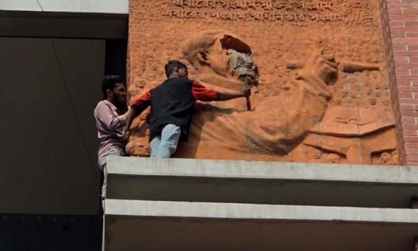 আওয়ামী লীগের কেন্দ্রীয় কার্যালয়ে আগুন–ভাঙচুর